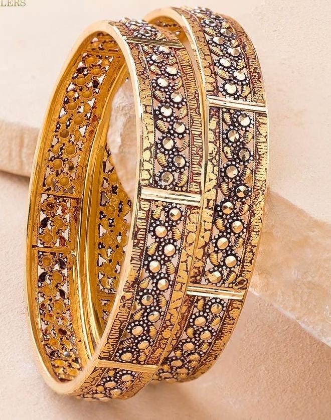 Gold bangle with floral motif