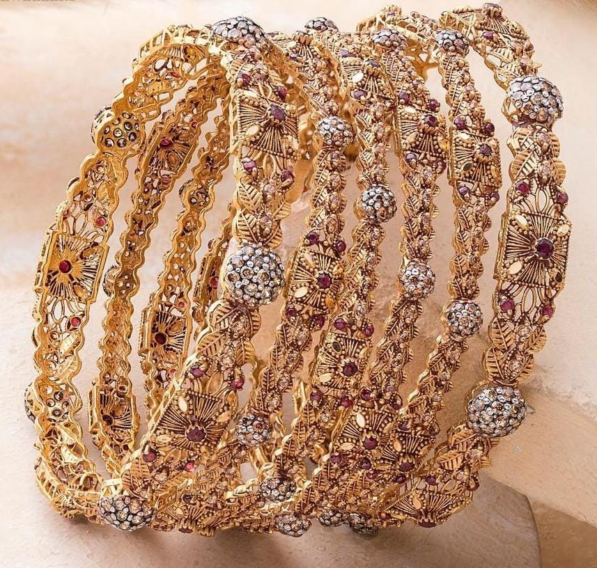 Heritage style gold bangle