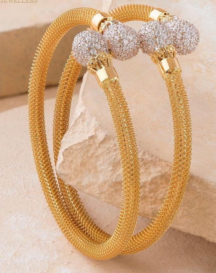 Slim polished gold bangle