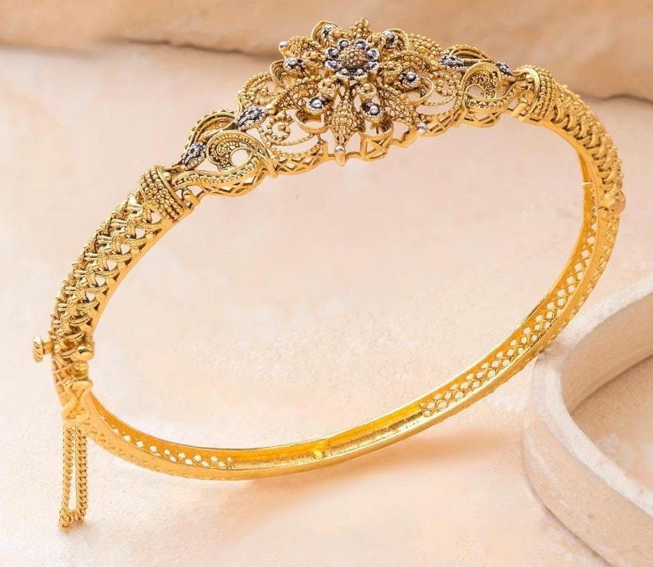 Classic polished gold bangle