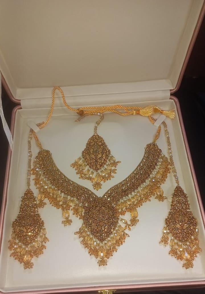 Bridal jewelry with diamond detailing