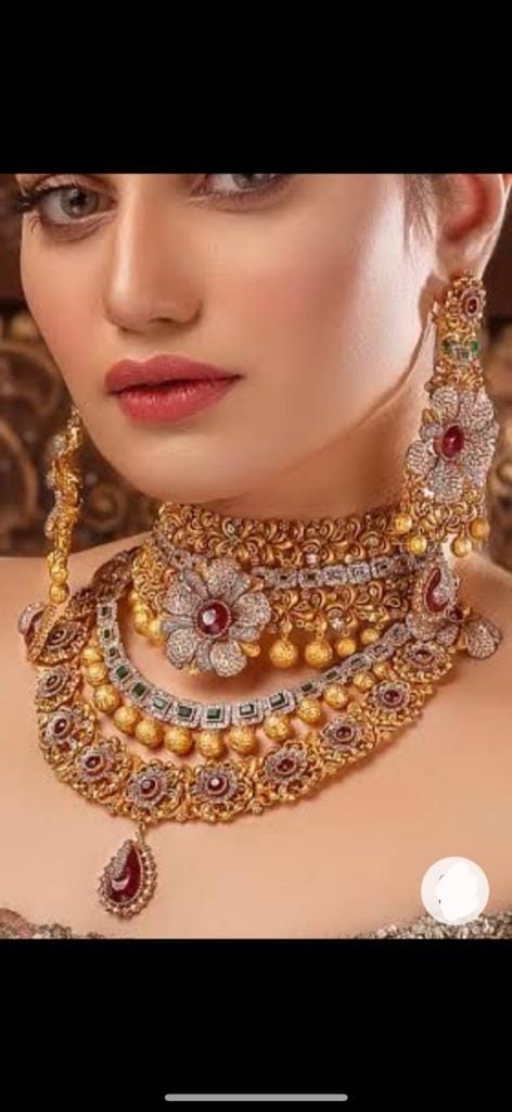 Traditional bridal suite in gold