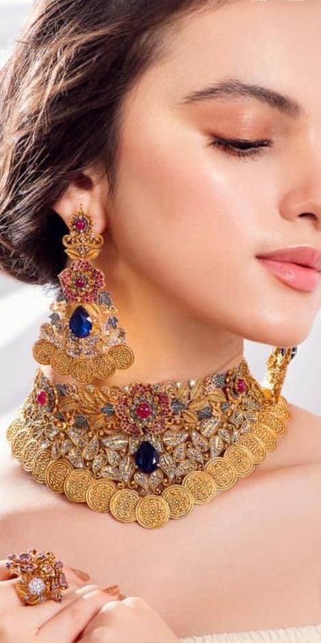 Gold bridal set with ornate details