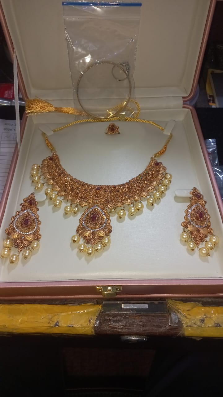 Complete heritage bridal jewelry set