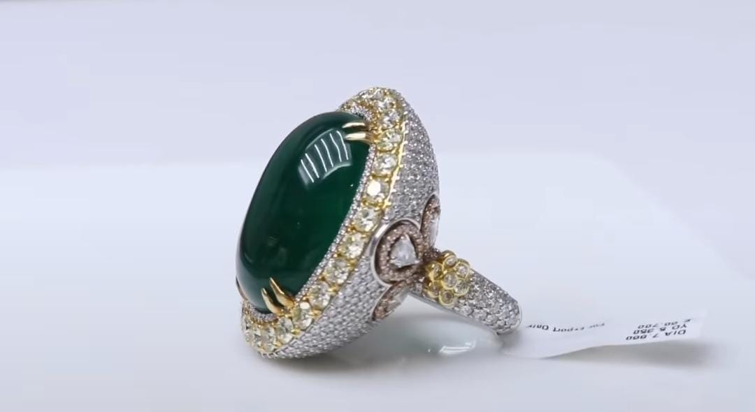 Sculpted gold signet ring